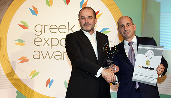 o_dieythynon_symvoylos_tis_sunlight_vasilis_mpillis_paralamvanei_to_vraveio_apo_ton_k