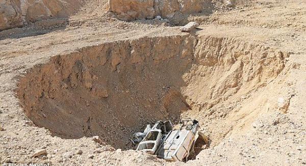 3da4b7f400000578-4258922-the_khasfa_sinkhole_has_swallowed_the_mutilated_bodies_of_isis_e-a-2_1488036696431