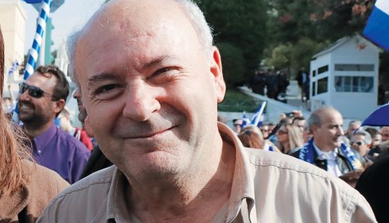 o_spyros_kasoyras_apo_to_agrinio_me_ti_syzygo_toy