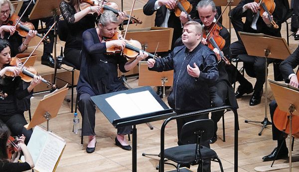 o_mikko_frank_dieythynei_tin_filarmoniki_tis_gallikis_radiofonias_sto_megaro_moysikis_8-3-2018_foto_haris_akriviadis-1