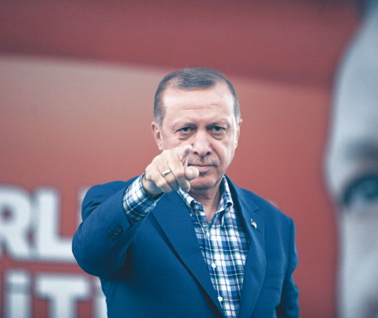 36_peri_politikis_shutterstock_476076898