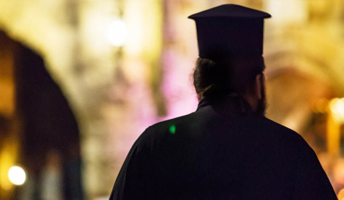 Αίσχος! Κυνηγούν τον «παπά των φτωχών» ως εγκληματία