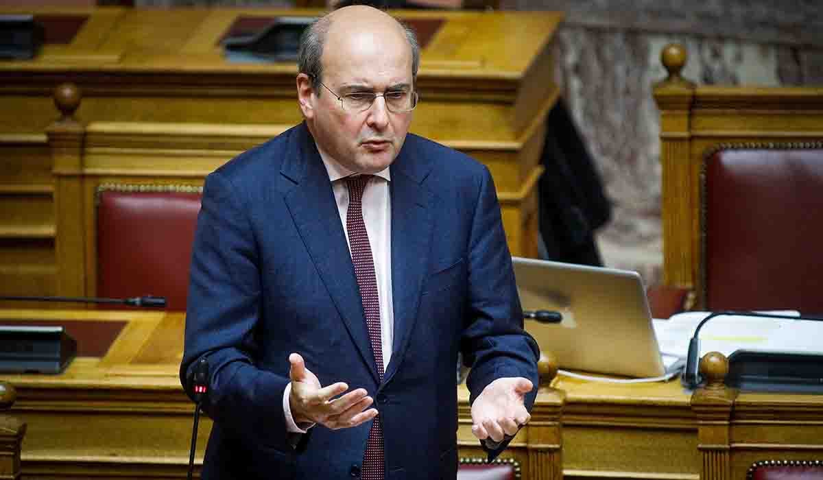 Υπουργός της ξεφτίλας  για χάρη της… καρέκλας!