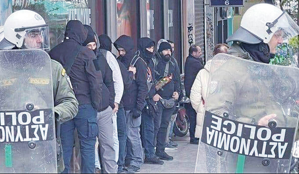 Φωτογραφίες-ντοκουμέντο: Ματατζήδες δίπλα δίπλα με τους κουκουλοφόρους!
