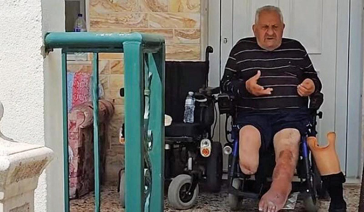 Ξεσπίτωσαν ανάπηρο και τώρα ζει στη βεράντα