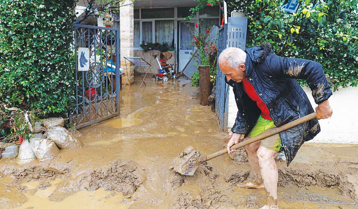 Εικόνες χάους σε όλη τη χώρα από τις καταιγίδες