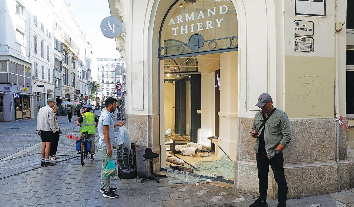 Μακρόν: Θα αποκαταστήσουμε γρήγορα τα κατεστραμμένα κτίρια