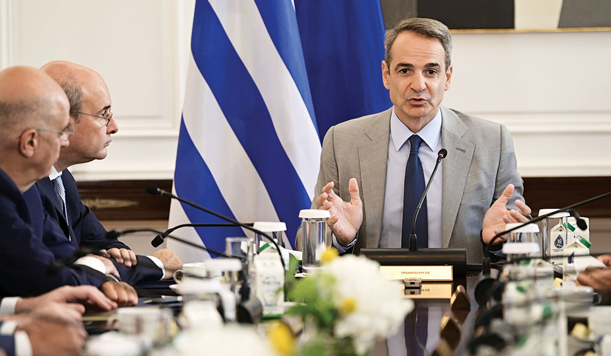 Φωτιές: Ο Μητσοτάκης σηκώνει τα χέρια ψηλά
