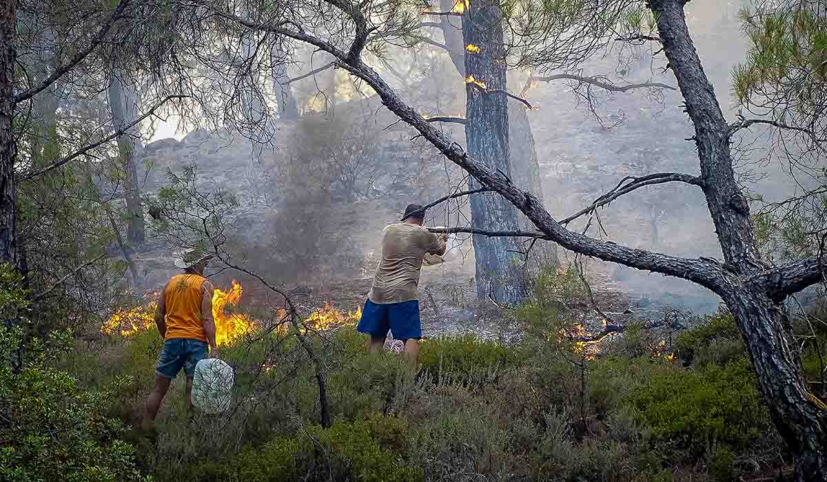 Η πύρινη λαίλαπα κατακαίει Προφήτη Ηλία και Απόλλωνα στη Ρόδο