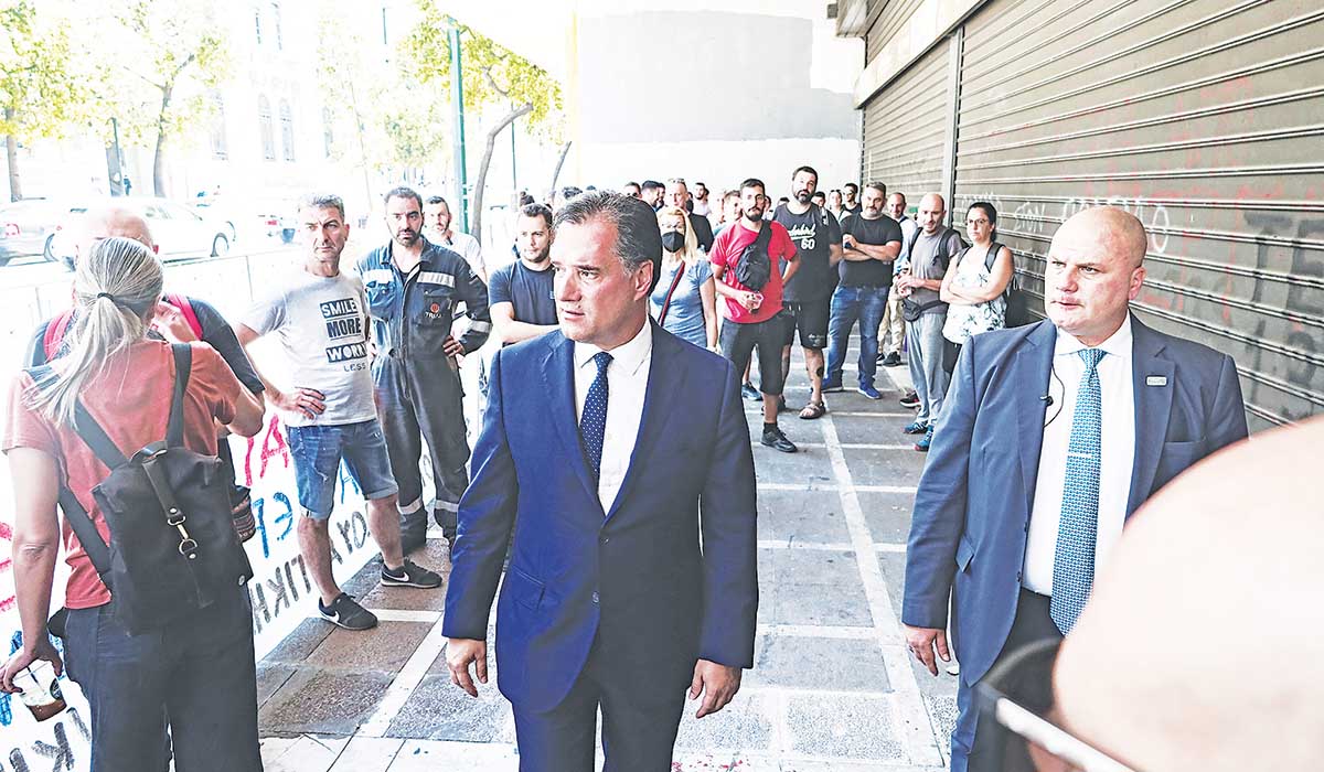 Ο άριστος Αδωνις «φτύνει»  τους εργαζομένους!