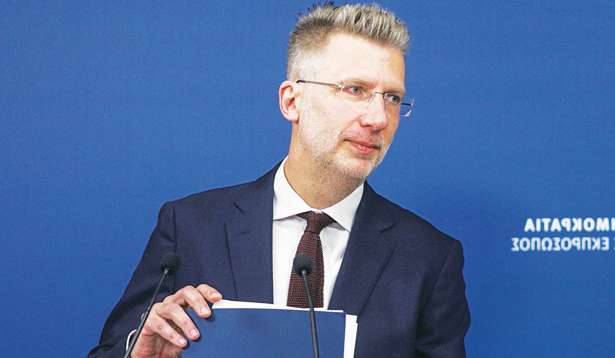 Ακης Σκέρτσος: Ο υπουργός που πάει από τη μια γκάφα στην άλλη