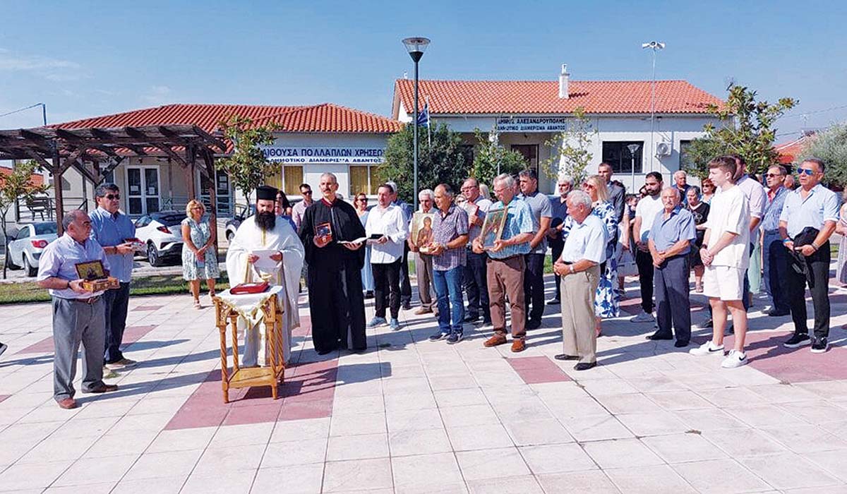 Περιφορά εικόνων στον πυρόπληκτο Αβαντα