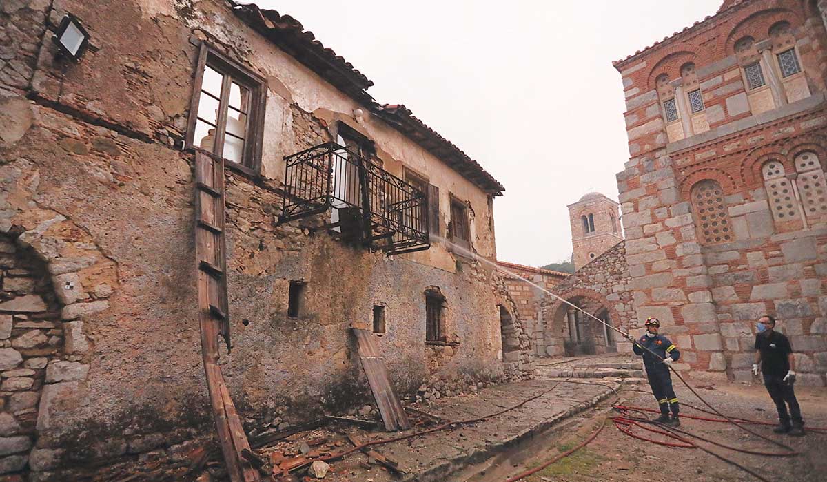 Βοιωτία: Θεατής η Μενδώνη στο φλεγόμενο μοναστήρι του Οσίου Λουκά