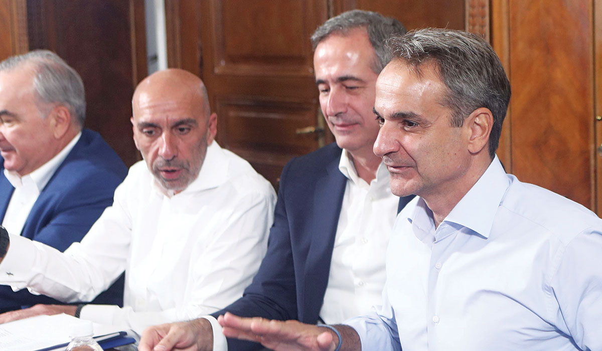 Δεν ιδρώνει το αυτί του Μητσοτάκη με τις φωτιές