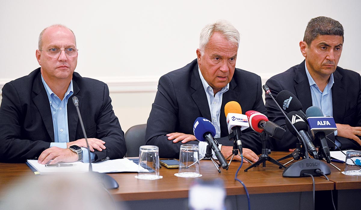 Επικοινωνιακό σόου με επισκέψεις υπουργών