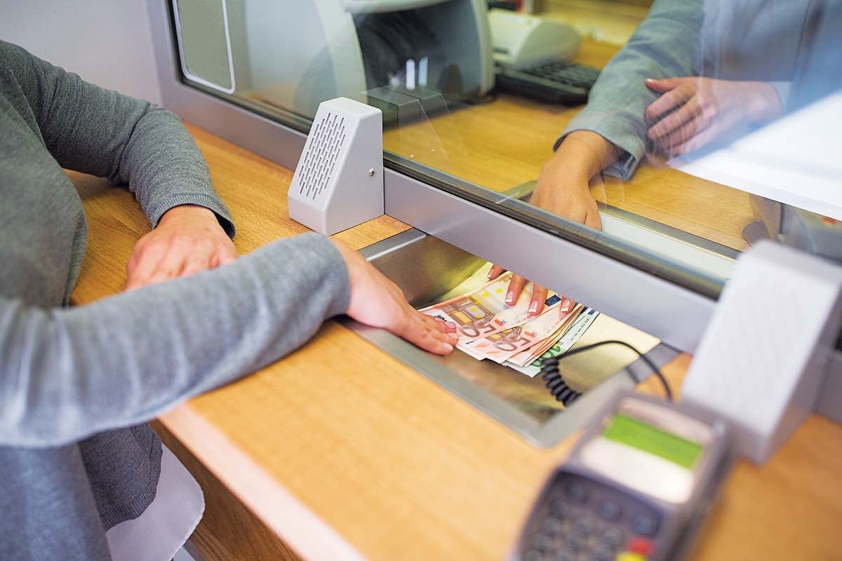 Μείωση σε καταθέσεις και σε νέα δάνεια