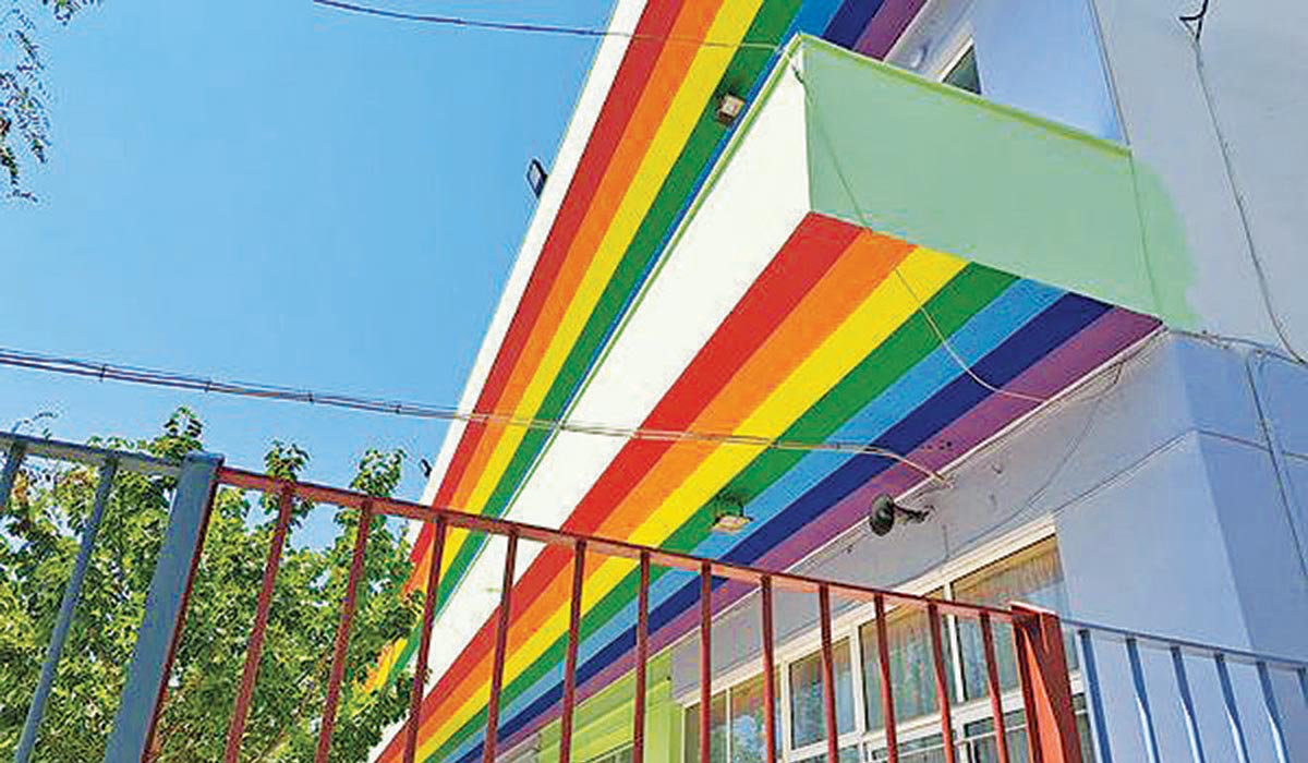 Σε ΛΟΑΤΚΙ χρώματα δημοτικό σχολείο