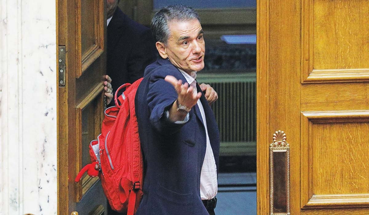 Ευκλείδης Τσακαλώτος: Οι ψηφοφόροι τού έδωσαν το κόκκινο σακίδιο στο… χέρι