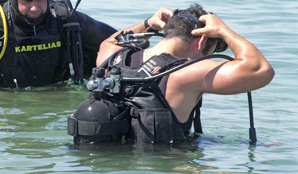 Βατραχάνθρωποι συνδράμουν στις διασώσεις