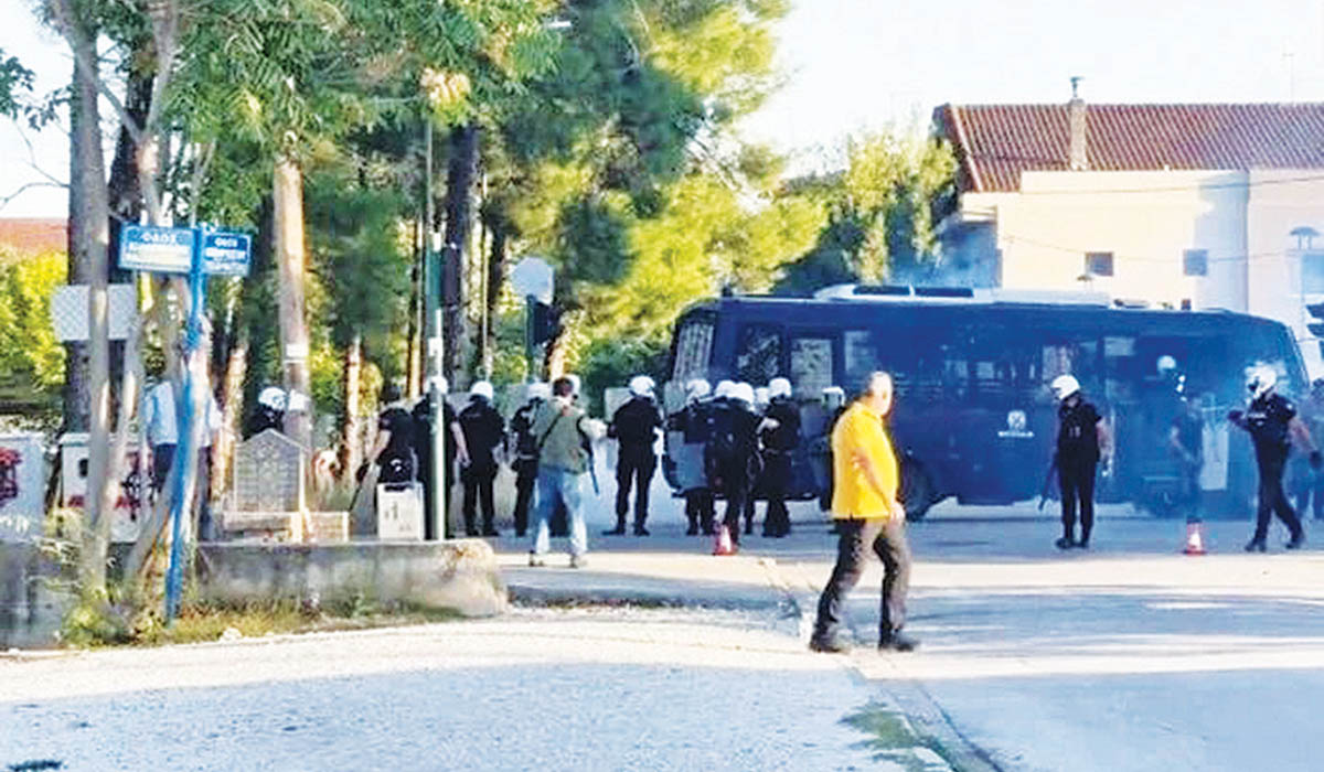 Ντροπή! Επνιξαν στα χημικά διαδηλωτές στη Λάρισα για να μη χαλάσει το σόου Μητσοτάκη