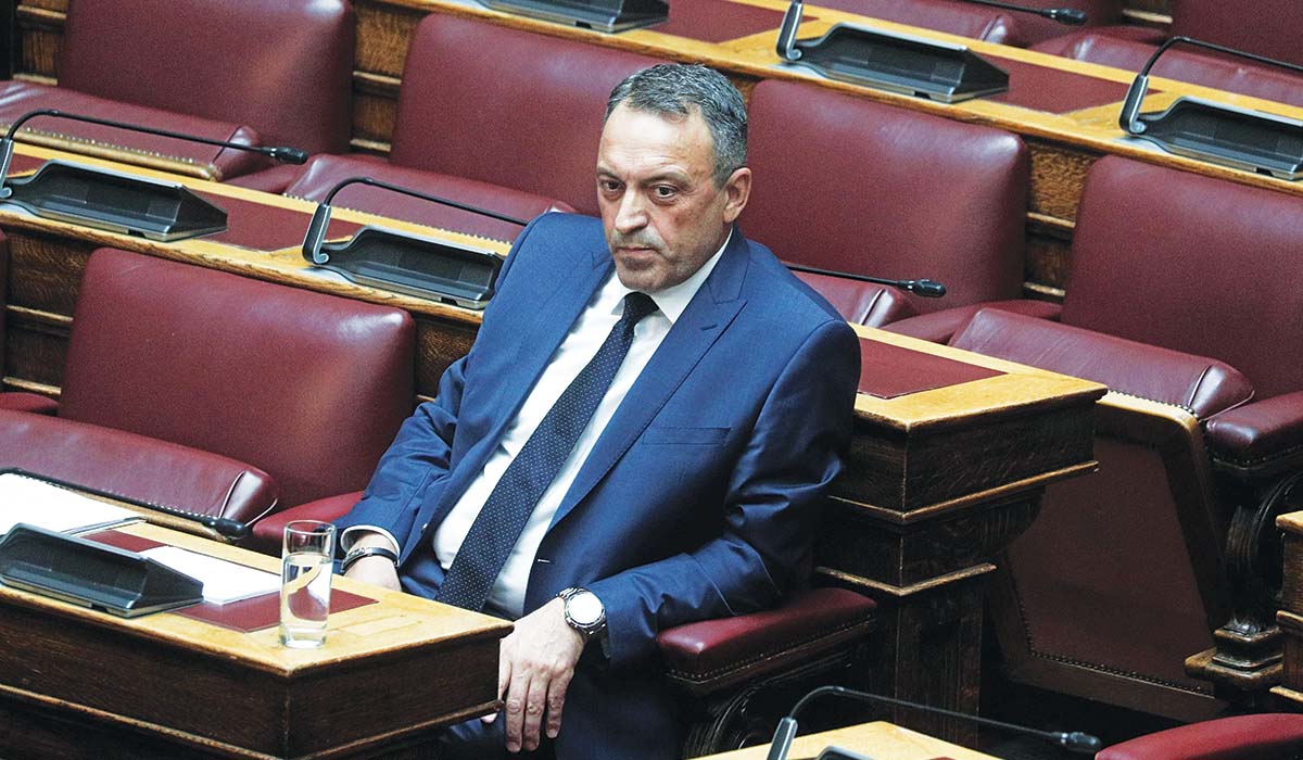Ο κόσμος καίγεται και οι «Σπαρτιάτες» χτενίζονται!