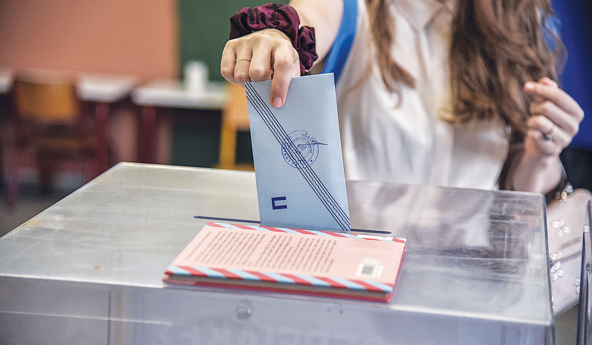 Σε θέση μάχης για τον β’ γύρο σε έξι περιφέρειες