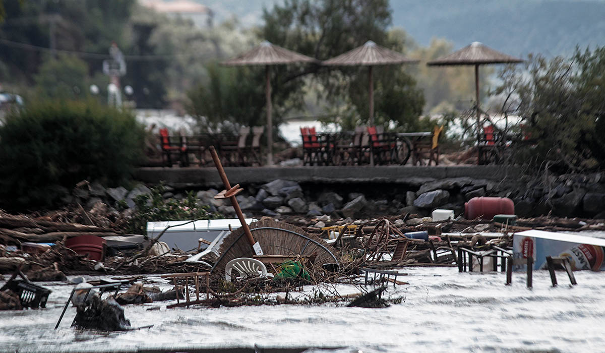 Έστειλαν πρόστιμα για ξαπλώστρες σε κατεστραμμένες επιχειρήσεις!