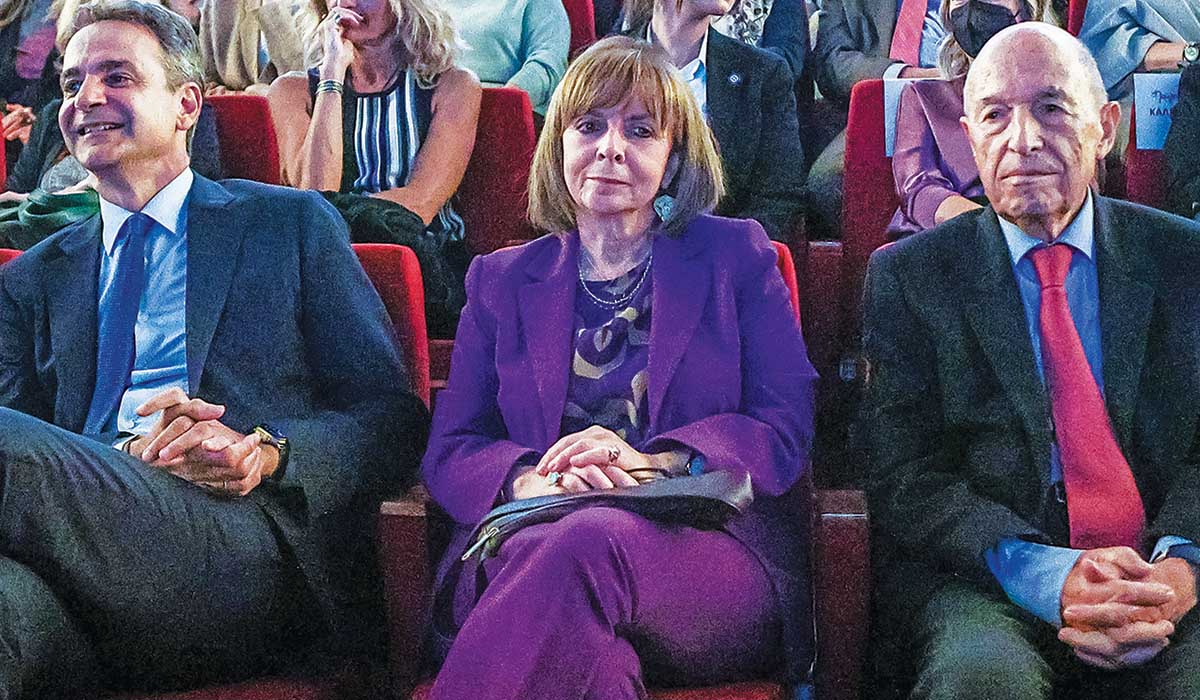 Ολη η κυβέρνηση… προσκύνησε τον Σημίτη