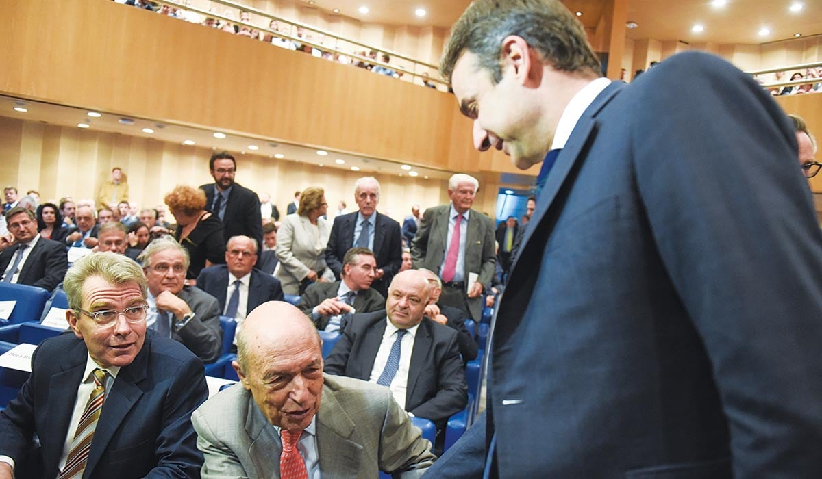 Ο Κυριάκος τιμάει τον «αρχιερέα της διαπλοκής»