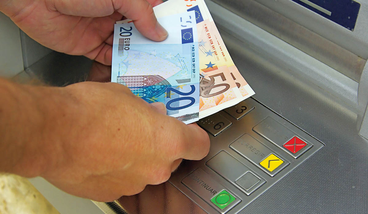 Μπαίνει «φρένο» στη χρήση μετρητών
