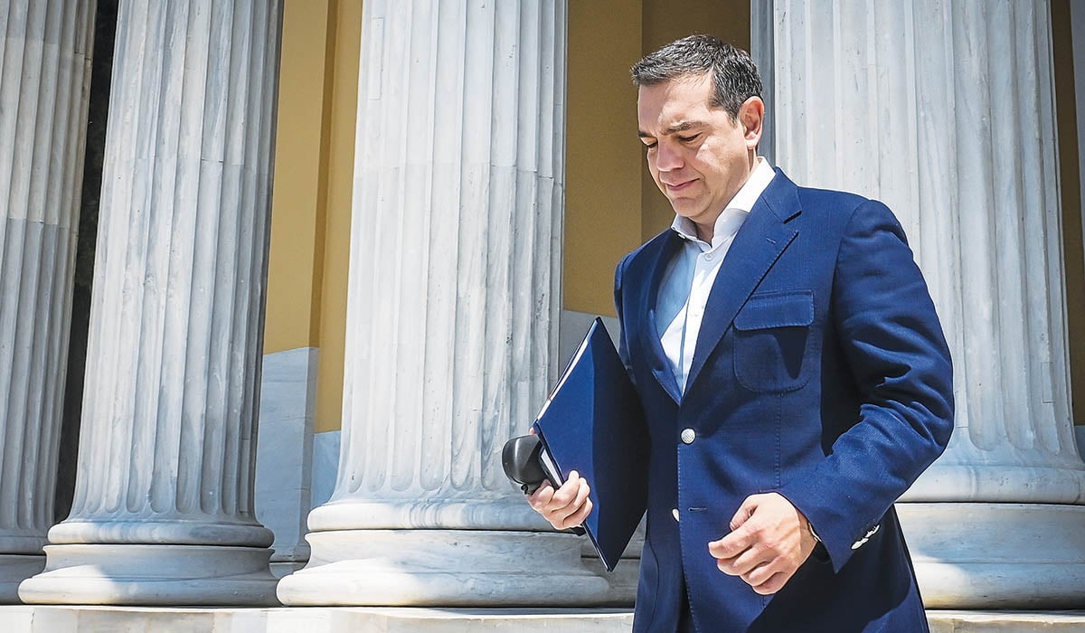 Ο Τσίπρας θέλει να μπει στα παπούτσια του Μιτεράν