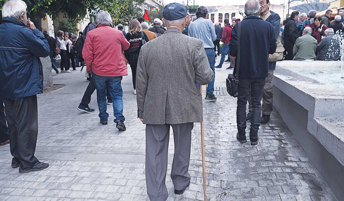 Κοροϊδεύουν τους άπορους υπερήλικες