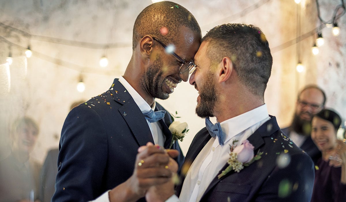 Τι ισχύει στην Ευρώπη για υιοθεσίες και γάμους ομοφύλων