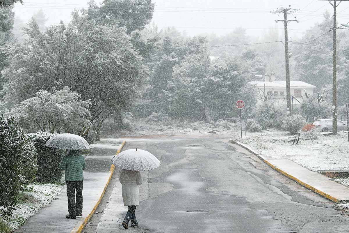 Μπόρες χιονιού από τη Δευτέρα στην Αττική