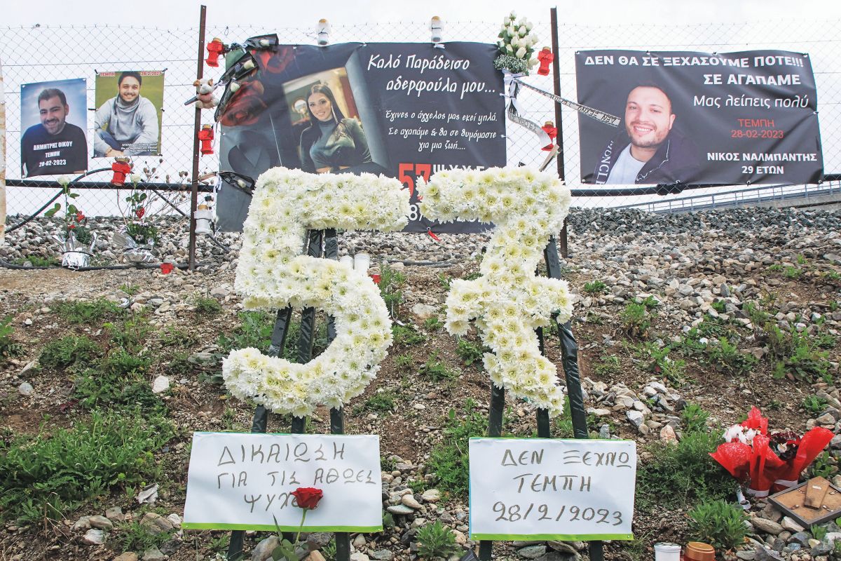 Τέμπη: Απέραντη θλίψη στο μνημόσυνο για τα 57 θύματα