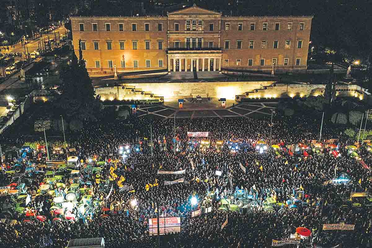 Οργισμένοι αγρότες φώναζαν: «Χωρίς εμάς, τι θα φας;»