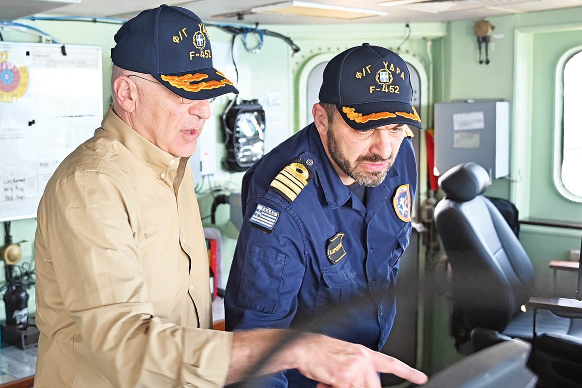Ο Δένδιας στο Τζιμπουτί, δίπλα στο πλήρωμα της φρεγάτας «ΥΔΡΑ»
