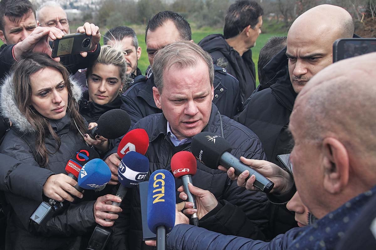 Η στήριξη στον Καραμανλή «βυθίζει» τον Μητσοτάκη!