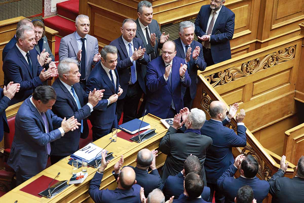 Ο αλαζονικός Μητσοτάκης παριστάνει το θύμα διαπλοκής