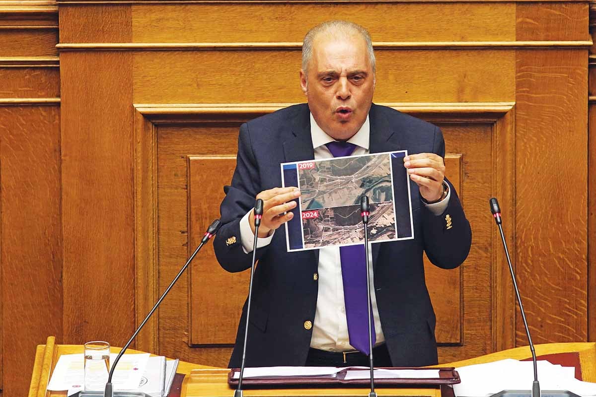 Καταπέλτης ο Βελόπουλος, έφερε αποδείξεις στη Βουλή για το μοιραίο βαγόνι με το ξυλόλιο