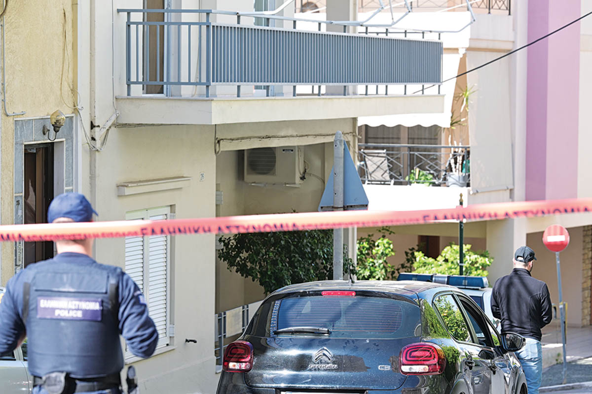 Φρίκη στην Ηλιούπολη με νεκρούς μητέρα και γιο μέσα στο σπίτι τους