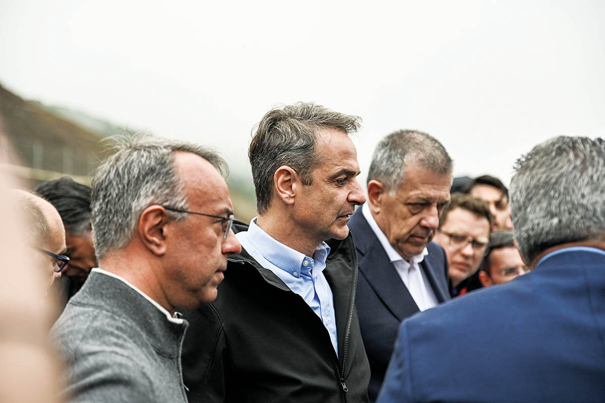 Εύσημα Κυριάκου και στον μοιραίο Καραμανλή των Τεμπών