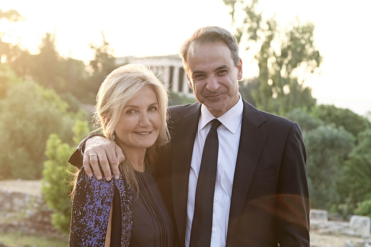 Κρύβεται στα φουστάνια της Μαρέβας!