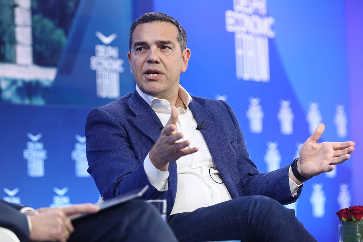 Ο Τσίπρας δηλώνει ενεργός στην πολιτική