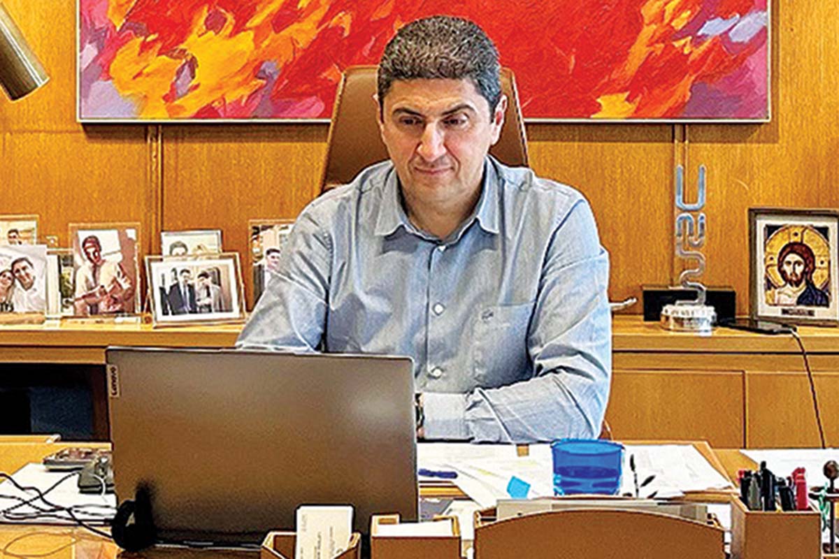 Αυγενάκης: Λουλούδια 6.000 € για το γραφείο!