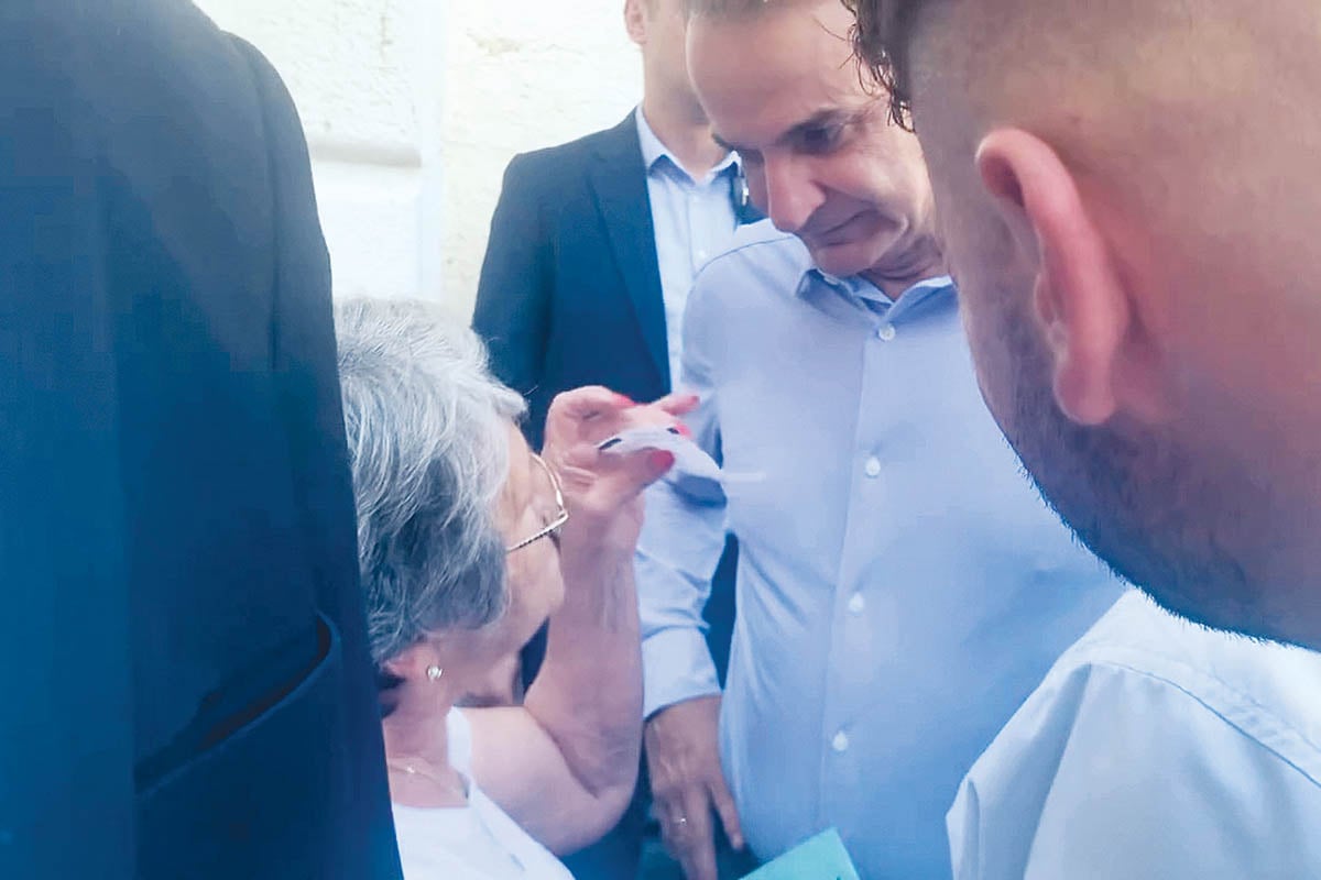 Απαξιωτική απάντηση Μητσοτάκη σε ηλικιωμένη