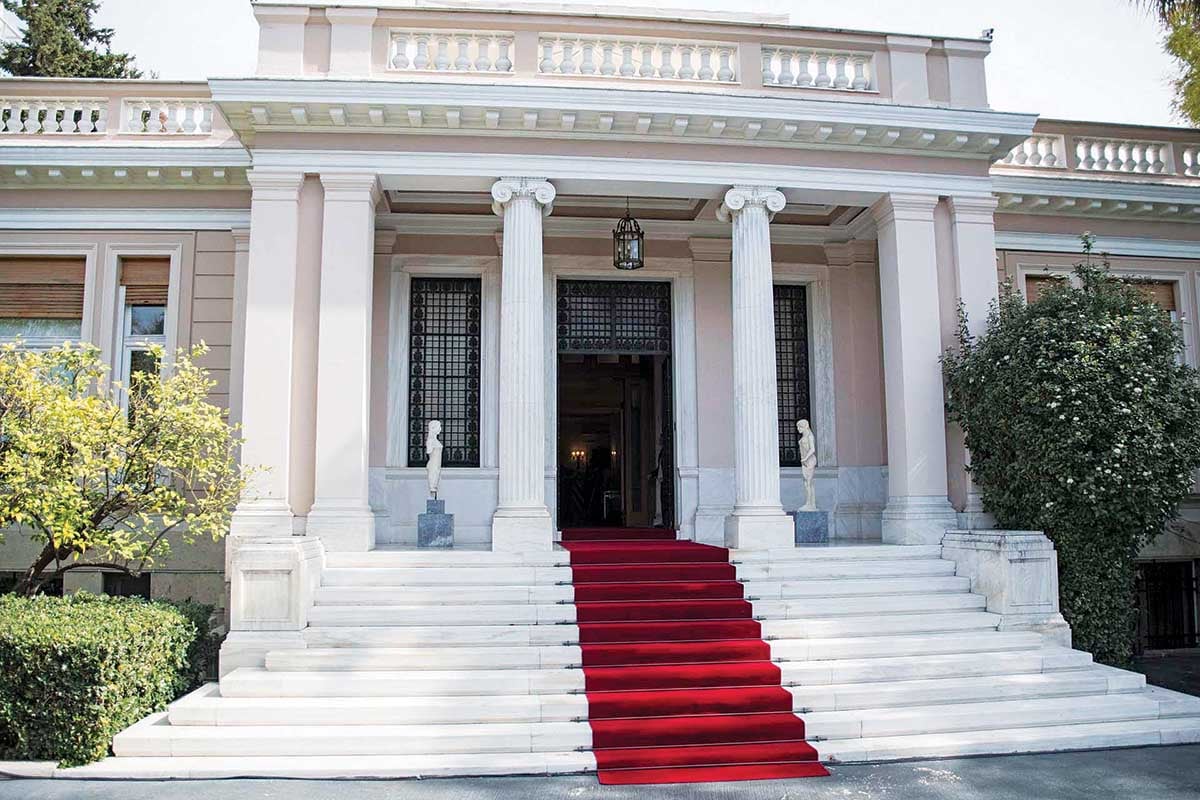 Λεφτά υπάρχουν για το νέο γραφείο Τύπου του πρωθυπουργού!