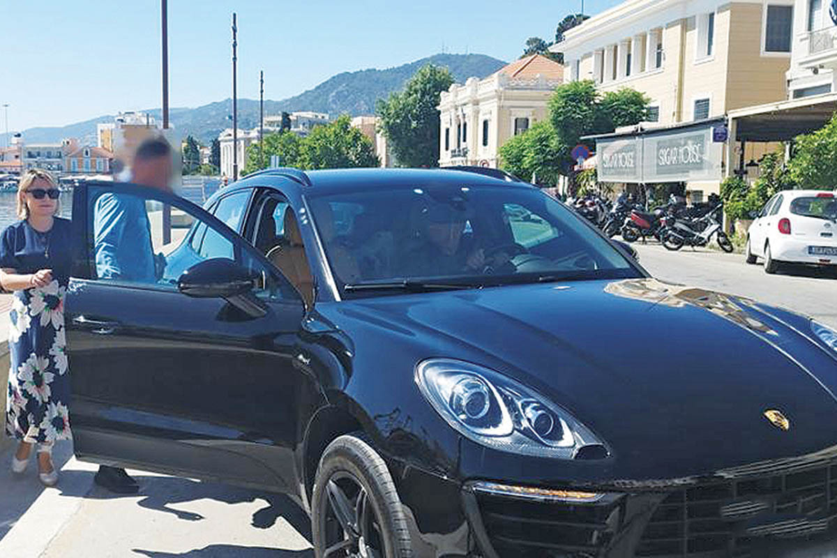 Υφυπουργός έκανε περιοδεία με Porsche