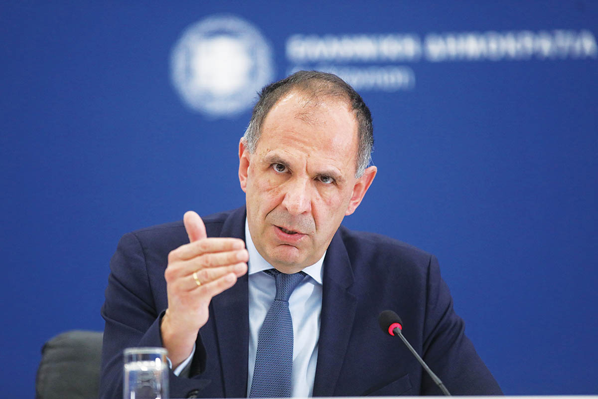 Γεραπετρίτης: Με ανοησίες δικαιολογεί τις υποχωρήσεις