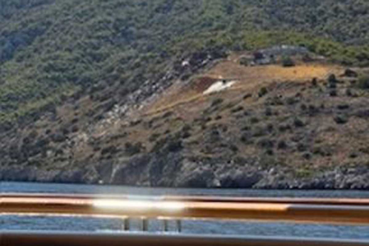 Παράνομη χωματερή πλάι στη θάλασσα!
